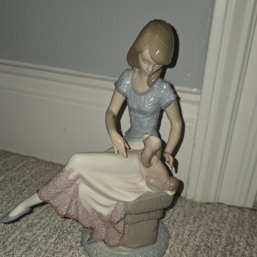 Lladro Porcelain Figurine "Picture Perfect' With Missing Umbrella